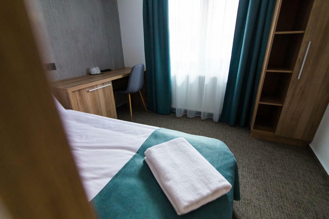 Hotel Subcarpati Curtea de Argeş Cameră foto